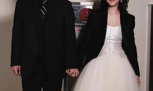 汤唯新疆被拍生图曝光！46岁素颜骑马状态绝了，女儿身高惊人