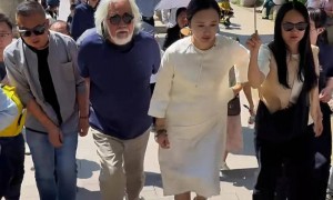 张纪中一家人到山西大同旅游，两个儿子打架争吵，杜星霖上前劝架