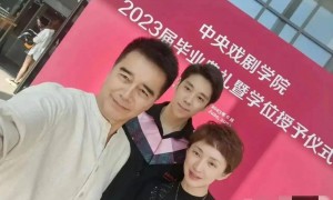 许亚军四任妻子，两任已离世，何晴生前透露，与前夫一家关系和睦