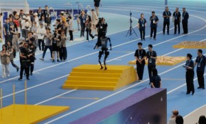 给人形机器人当裁判，信念感得多强？