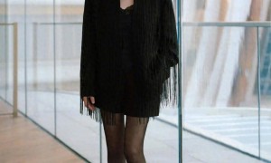 63岁张凯丽，穿小高跟黑丝袜露大腿被说不得体，但又网友很喜欢