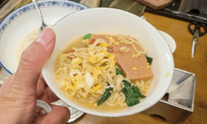 周润发有情有义，宴请百位底层同事，他已经吃不下多少东西