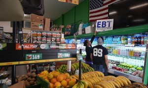 “余额不足” 美数百万人已无法领取食品援助福利金